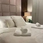 Royal Wilanow With Gym, Sauna And Private Parking Space アパート ワルシャワ
